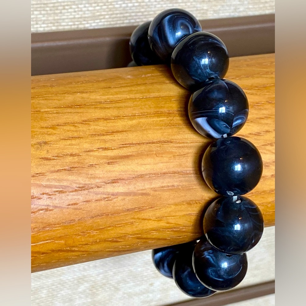 Vintage black and white swirl acrylic bead stretch bracelet!